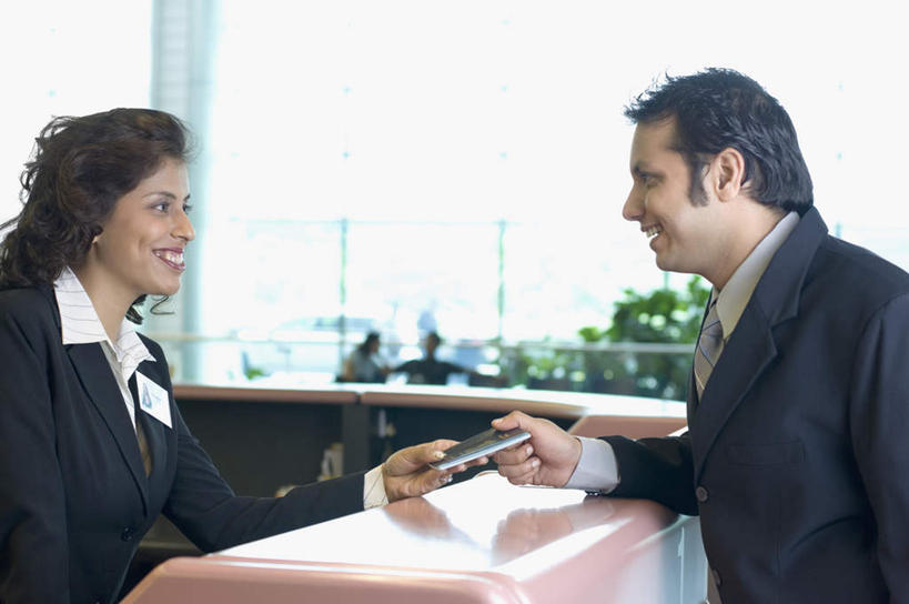 两个人,商务人士,商务男性,商务女性,站,笑,说,微笑,露齿笑,横图,室内,白天,侧面,衬衫,植物,亚洲,握,套装,盆栽,盆景,拿,拿着,注视,绿色,自然,观察,看,站着,握着,生长,成长,观看,护照,察看,关注,商务装,工薪阶层,通行证,交流,男人,男性,年轻男性,年轻女性,女人,女性,亚洲人,印度人,白领,上班族,沟通,讲话,交谈,说话,谈话,站立,半身,彩图,衬衣