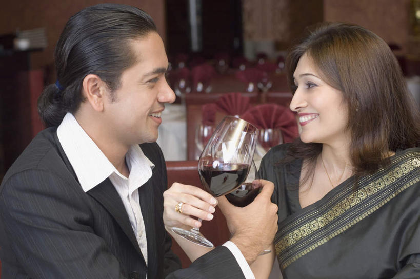 红酒,葡萄酒,背部,两个人,伙伴,朋友,餐厅,坐,笑,微笑,露齿笑,横图,室内,白天,正面,民族服装,友谊,桌子,杯子,亚洲,朦胧,模糊,高脚杯,红酒杯,酒类,拿,拿着,注视,玻璃制品,酒,饮料,酒杯,观察,看,红葡萄酒,服饰,观看,飘逸,察看,庄重,葡萄酒杯,关注,交杯酒,追求,纱丽,雅致,纱丽服,清婉,妍丽,友情,男人,男性,年轻男性,亚洲人,印度人,玻璃杯,坐着,半身,彩图,传统服装,民俗服,餐馆,饭店,饭馆,奢华