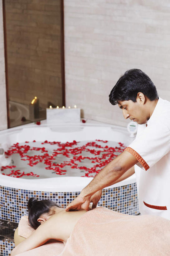 两个人,按摩师,站,摸,竖图,俯视,室内,白天,按摩,美容,水,床,亚洲,抚摸,护肤,服装,液体,床单,注视,休闲装,衣服,毛巾,浴缸,观察,看,趴着,站着,保养,休闲,休闲服,SPA水疗,花瓣澡,温泉浴场,服饰,单人床,观看,察看,被单,关注,卫浴设备,指压,水管装置,男人,男性,年轻男性,年轻女性,女人,女性,亚洲人,印度人,技师,矿泉疗养地,触摸,接触,趴,站立,半身,彩图,高角度拍摄,水疗,推拿