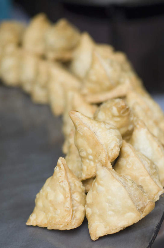 面食,无人,竖图,俯视,室内,特写,白天,中餐,许多,朦胧,模糊,曲折,弯曲,油炸,料理,食品,饺子,面点,小吃,食物,排列,中式,蜿蜒,水饺,摆列,彩图,高角度拍摄,布列,分列