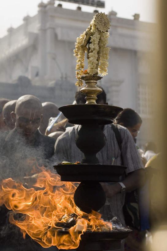 家,寺庙,站,竖图,室外,白天,仰视,亚洲,服装,节日,朦胧,模糊,庆祝,火焰,房屋,屋子,公寓,许多人,燃烧,注视,休闲装,文化,洋房,楼房,住宅,衣服,天空,天,观察,看,祈祷,站着,一群人,庆典,休闲,休闲服,服饰,晴朗,观看,纪念,察看,祷告,关注,朝圣节,万里无云,安得拉邦,男人,男性,年轻男性,亚洲人,印度人,晴空,晴空万里,站立,半身,彩图,低角度拍摄,房子