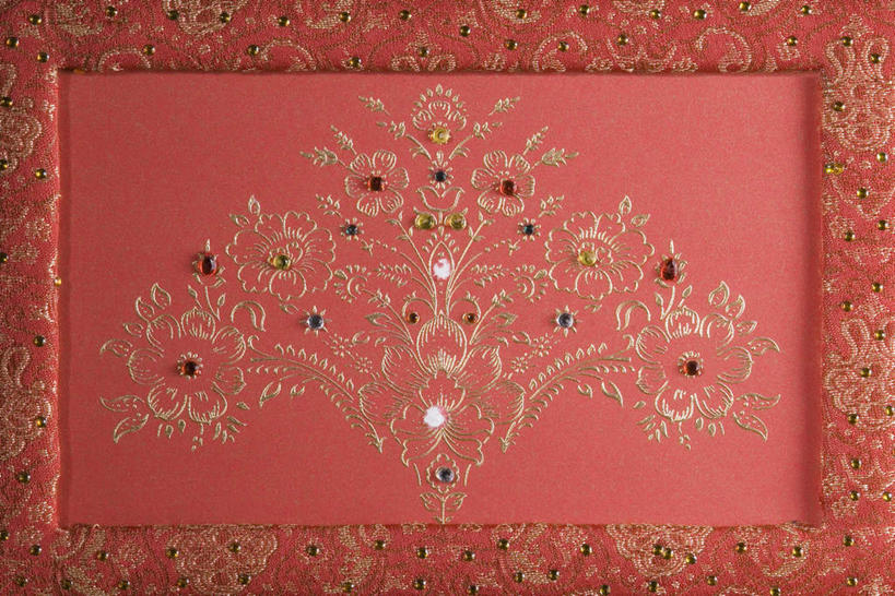 无人,横图,俯视,室内,特写,白天,静物,花纹,装饰,红色,华丽,修饰,点缀,请帖,衬托,美观,雅致,雅观,彩图,高角度拍摄,请柬