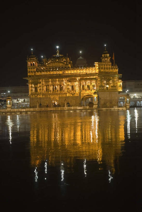 无人,寺庙,竖图,室外,夜晚,正面,旅游,度假,河流,名胜古迹,水,标志建筑,地标,建筑,路灯,夜景,照明,印度,亚洲,阴影,节日,遗迹,光线,影子,河水,水流,灯光,燃烧,古迹,文化,文物,娱乐,建设,古建筑,灯,倒影,香火,庙宇,祈祷,享受,休闲,健康,旅游胜地,放松,许愿,宗教,信仰,纪念,祈求,照亮,倒映,照明设备,南亚,古文明,印度共和国,反照,旁遮普,旁遮普邦,阿姆利则,平安,彩图,庙,寺