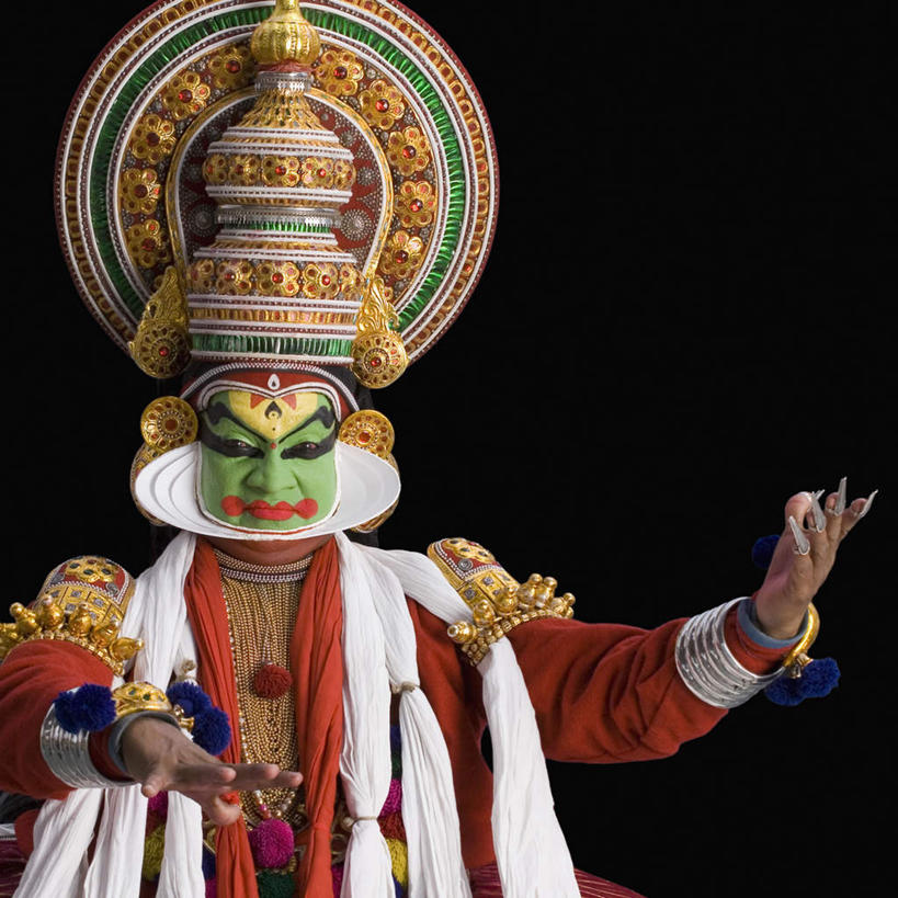 一个人,举,横图,室内,白天,正面,化妆,跳舞,亚洲,仅一个男性,仅一个人,黑色背景,服装,面具,注视,衣服,观察,看,托,仅一个老年男性,摄影,服饰,影棚,观看,察看,衣着,穿着,关注,舞姿,表演服,演出服,衣饰,扮装,道具服,卡塔卡利舞,莫赫尼亚特姆舞,老年男性,男人,男性,亚洲人,印度人,举起,举手,举着,向上举,向上伸,向上托,半身,彩图,影棚拍摄,化装,拍摄,舞蹈