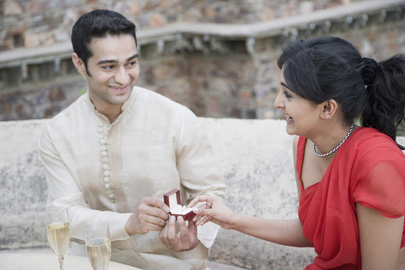 两个人,家庭,夫妻,坐,笑,微笑,露齿笑,横图,室外,白天,侧面,民族服装,爱情,杯子,礼盒,礼物,项链,亚洲,戴,握,服装,高脚杯,纸盒,浪漫,拿,拿着,注视,休闲装,玻璃制品,盒子,装饰品,衣服,包装盒,耳环,戒指,酒杯,饰品,首饰,礼品盒,观察,看,休闲,温暖,温馨,一家人,休闲服,恩爱,握着,恋人,服饰,礼品,观看,飘逸,求婚,信物,和睦,察看,权利,庄重,关注,追求,香槟杯,纱丽,雅致,手饰,耳饰,纱丽服,清婉,妍丽,男人,男性,年轻男性,年轻女性,女人,女性,亚洲人,印度人,年轻人,夫妇,情侣,玻璃杯,坐着,半身,彩图,传统服装,民俗服,伴侣,融洽,奢华