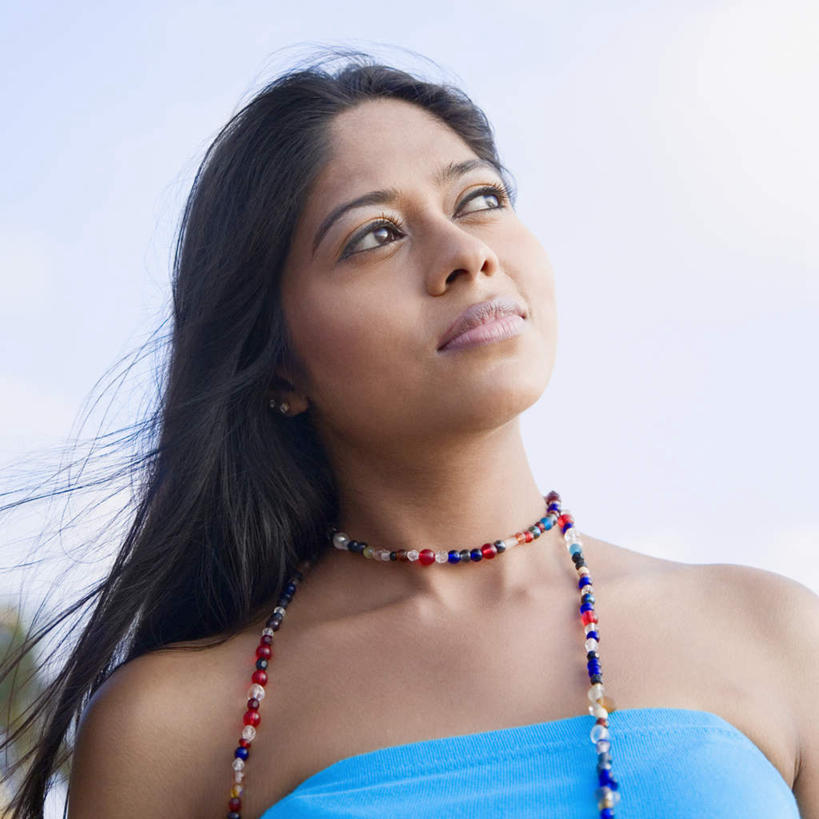 脸,头,脸颊,肩,一个人,横图,室外,特写,白天,仰视,项链,亚洲,仅一个年轻女性,仅一个女性,仅一个人,戴,服装,注视,休闲装,装饰品,衣服,蓝天,天空,饰品,首饰,天,观察,看,休闲,休闲服,斜视,服饰,观看,露肩,察看,关注,肩部,年轻女性,女人,女性,亚洲人,印度人,头部,脸部,脸蛋,面部,抬头,仰头,半身,彩图,低角度拍摄