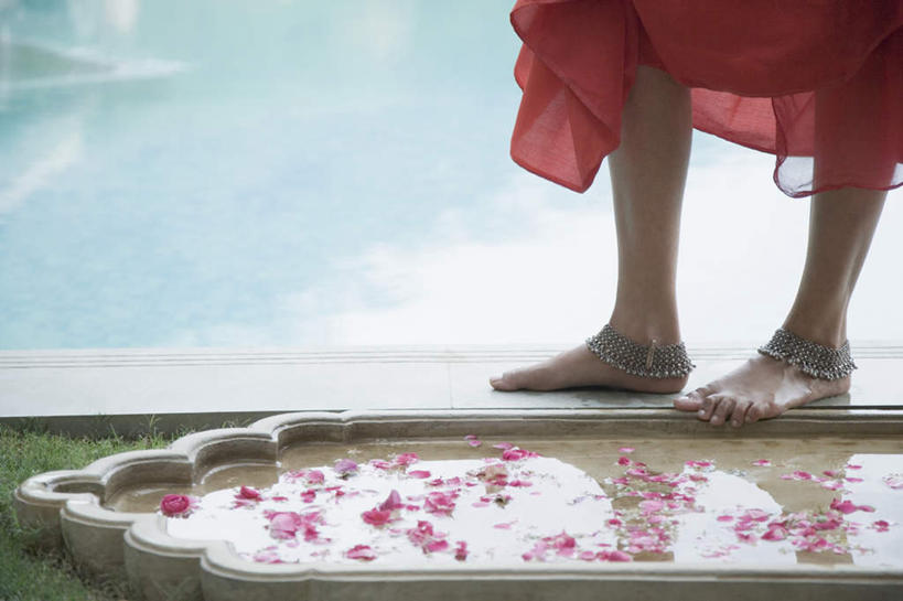 腿,一个人,游泳池,站,横图,俯视,室外,白天,民族服装,草地,草坪,水,植物,亚洲,仅一个年轻女性,仅一个女性,仅一个人,阴影,盛开,光线,影子,水池,水面,花蕾,泳池,草,花,花瓣,花朵,鲜花,绿色,阳光,花苞,花蕊,站着,赤脚,服饰,飘逸,戴着,游泳馆,庄重,脚链,追求,纱丽,雅致,纱丽服,清婉,妍丽,年轻女性,女人,女性,亚洲人,印度人,站立,半身,彩图,高角度拍摄,传统服装,民俗服,奢华