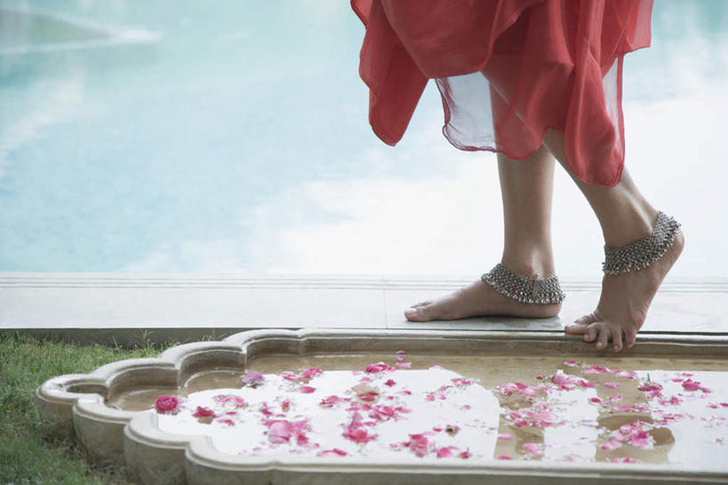 腿,一个人,游泳池,站,横图,俯视,室外,白天,草地,草坪,水,植物,亚洲,仅一个年轻女性,仅一个女性,仅一个人,阴影,盛开,光线,影子,水池,水面,花蕾,泳池,草,花,花瓣,花朵,鲜花,绿色,阳光,花苞,花蕊,站着,赤脚,戴着,游泳馆,脚链,年轻女性,女人,女性,亚洲人,印度人,站立,半身,彩图,高角度拍摄