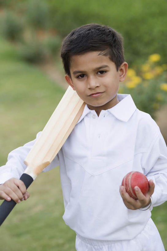 儿童,一个人,站,笑,微笑,竖图,室外,白天,正面,运动服,纯洁,草地,草坪,植物,亚洲,仅一个男性,仅一个人,阴影,服装,光线,棒子,影子,拿,拿着,注视,运动器械,球,草,树,树木,小孩,衣服,绿色,阳光,自然,观察,看,站着,仅一个小孩,健身器械,可爱,童年,童趣,服饰,生长,成长,观看,察看,衣着,穿着,关注,健身器材,童真,烂漫,无邪,板球,衣饰,扛在肩上,天真,男孩,男人,男性,亚洲人,印度人,孩子,站立,半身,彩图,运动器材,男生,运动装