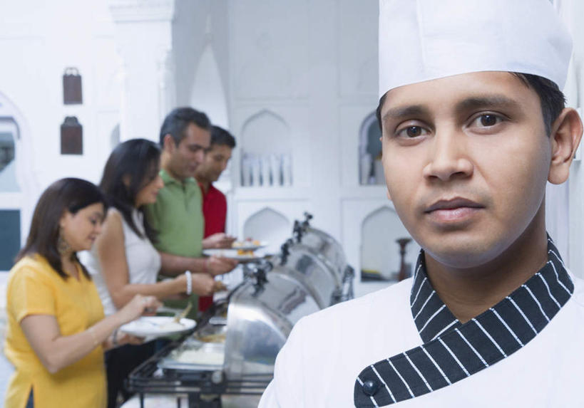 厨师,站,捧,横图,室内,白天,正面,工作服,制服,烹饪,西餐,餐具,帽子,亚洲,五个人,服装,碟子,盘,料理,食品,许多人,注视,休闲装,菜肴,美食,食物,衣服,盘子,碟,观察,看,站着,一群人,休闲,休闲服,西式,服饰,佳肴,观看,察看,关注,厨师帽,工作制服,男人,男性,年轻男性,年轻女性,女人,女性,亚洲人,印度人,厨师长,厨子,大厨,主厨,端,端着,捧着,手捧,站立,半身,彩图,工作套服