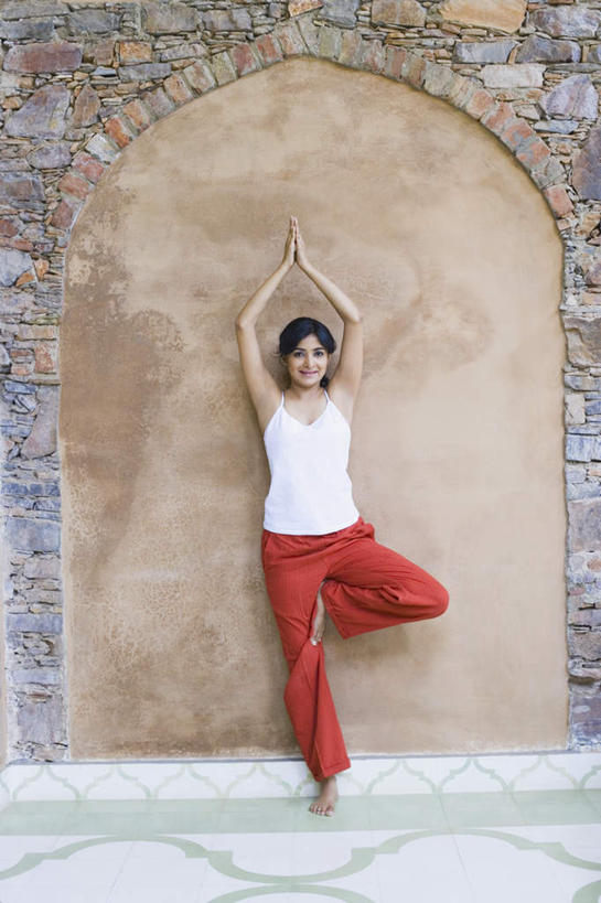 一个人,举,竖图,室内,白天,正面,锻炼,瑜伽,运动,亚洲,仅一个年轻女性,仅一个女性,仅一个人,服装,瓷砖,地砖,墙,地面,祝福,注视,休闲装,墙壁,墙面,虔诚,衣服,观察,看,祈祷,双手合十,托,休闲,休闲服,养生,服饰,观看,察看,单脚站立,关注,感谢,合掌,合十礼,合掌礼,合十,莲华合掌,感恩,体育,年轻女性,女人,女性,亚洲人,印度人,举起,举手,举着,向上举,向上伸,向上托,彩图,全身,健身