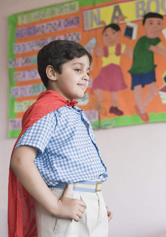 儿童,一个人,竖图,室内,白天,正面,纯洁,亚洲,仅一个男性,仅一个人,服装,休闲装,手叉腰,小孩,衣服,红色,叉腰,仅一个小孩,休闲,休闲服,披风,可爱,童年,童趣,服饰,双手叉腰,童真,烂漫,无邪,天真,男孩,男人,男性,亚洲人,印度人,孩子,半身,彩图,男生