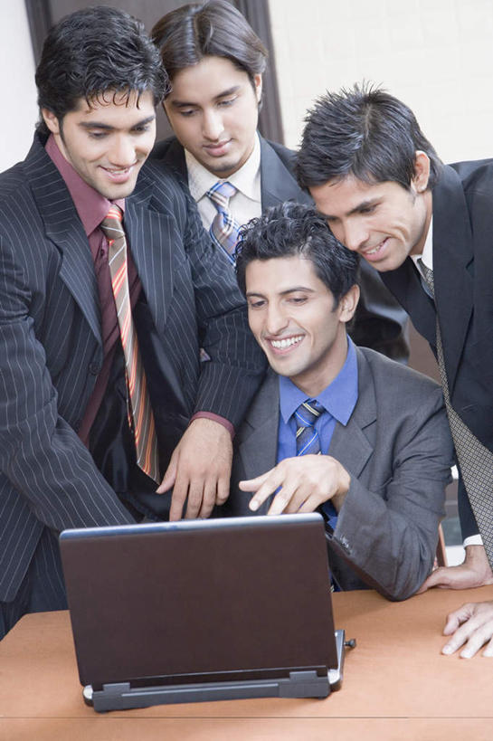 四个人,同事,商务人士,商务男性,会议室,站,坐,笑,微笑,露齿笑,竖图,室内,白天,正面,衬衫,成功,合作,团队,集体,信心,电脑,笔记本电脑,桌子,亚洲,套装,开会,会议,网络,办公桌,注视,通讯设备,队伍,观察,看,站着,观看,察看,无线,领导,成就,关注,通信设备,商务装,无线网络,合伙,领袖,无线上网,便携式电脑,工薪阶层,手提电脑,男人,男性,年轻男性,亚洲人,印度人,白领,上班族,站立,坐着,半身,彩图,衬衣