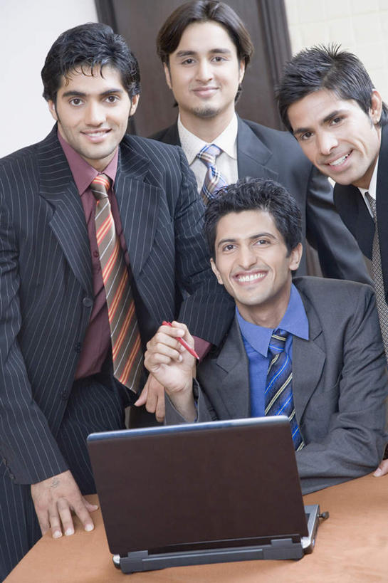 四个人,同事,商务人士,商务男性,会议室,站,坐,笑,微笑,露齿笑,竖图,室内,白天,正面,衬衫,成功,合作,团队,集体,信心,电脑,笔记本电脑,桌子,亚洲,套装,开会,会议,网络,办公桌,注视,通讯设备,队伍,观察,看,站着,观看,察看,无线,领导,成就,关注,通信设备,商务装,无线网络,合伙,领袖,无线上网,便携式电脑,工薪阶层,手提电脑,男人,男性,年轻男性,亚洲人,印度人,白领,上班族,站立,坐着,半身,彩图,衬衣