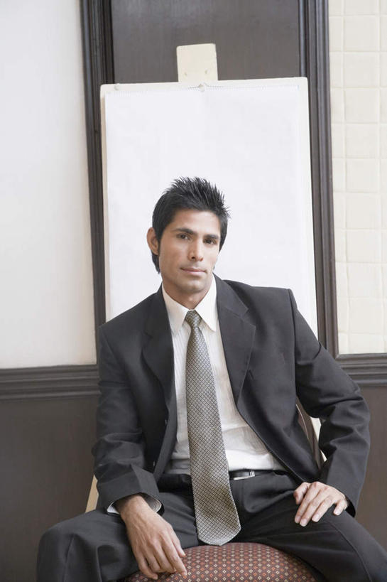 一个人,商务人士,商务男性,坐,竖图,室内,白天,正面,衬衫,亚洲,仅一个男性,仅一个人,套装,领带,注视,仅一个年轻男性,白板,观察,看,观看,察看,关注,商务装,记录板,工薪阶层,记事板,男人,男性,年轻男性,亚洲人,印度人,白领,上班族,坐着,半身,彩图,衬衣