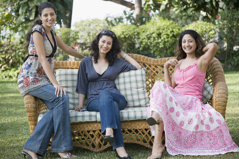 三个人,伙伴,朋友,坐,笑,微笑,露齿笑,横图,室外,白天,正面,裙子,友谊,草地,草坪,植物,靠垫,叶子,亚洲,连衣裙,服装,长椅,绿叶,靠枕,注视,休闲装,草,树,树木,衣服,绿色,自然,垫子,枕头,观察,看,休闲,休闲服,嫩叶,服饰,生长,成长,观看,吊带裙,察看,关注,全身裙,友情,年轻女性,女人,女性,亚洲人,印度人,叶,叶片,坐着,彩图,全身