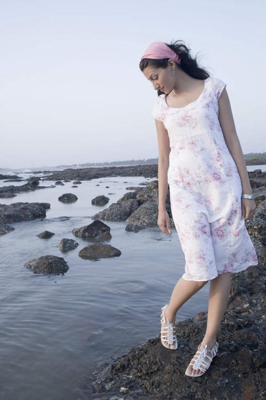 一个人,站,竖图,室外,白天,侧面,裙子,旅游,度假,海浪,海洋,沙滩,亚洲,仅一个年轻女性,仅一个女性,仅一个人,连衣裙,服装,沙子,海岸,浪花,沙地,注视,休闲装,娱乐,衣服,白色,海水,观察,看,站着,享受,休闲,休闲服,放松,服饰,观看,吊带裙,察看,关注,海景,全身裙,年轻女性,女人,女性,亚洲人,印度人,大海,风浪,海,海水的波动,海滩,近岸浪,涌浪,玩耍,站立,彩图,全身