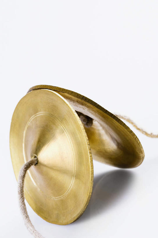 无人,竖图,俯视,室内,特写,白天,白色背景,静物,阴影,反射,影子,钹,乐器,一对,两个,金色,摄影,影棚,打击乐器,铙钹,铜钹,彩图,高角度拍摄,影棚拍摄,拍摄