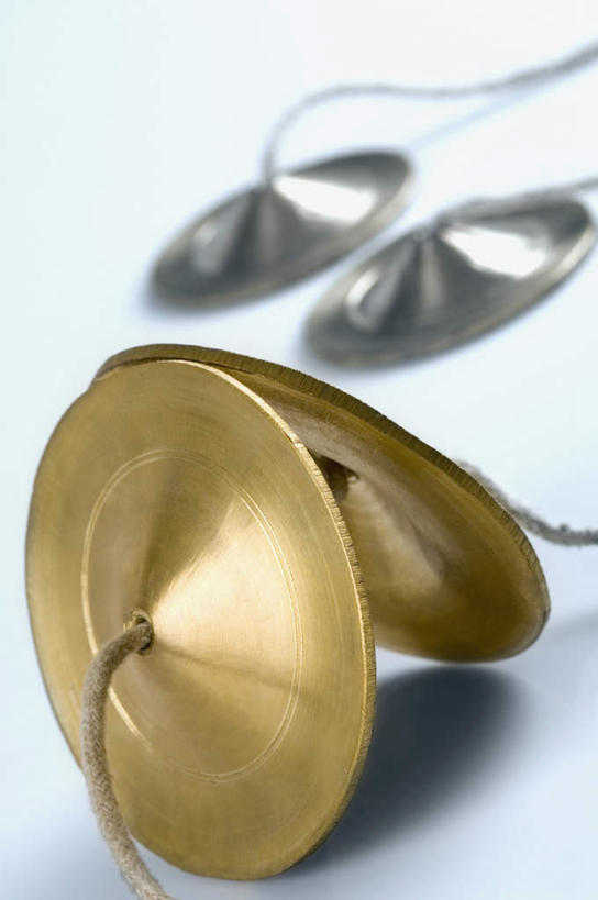 无人,竖图,俯视,室内,特写,白天,静物,阴影,蓝色背景,反射,影子,银色,钹,乐器,四个,金色,摄影,影棚,打击乐器,铙钹,铜钹,两对,彩图,高角度拍摄,影棚拍摄,拍摄