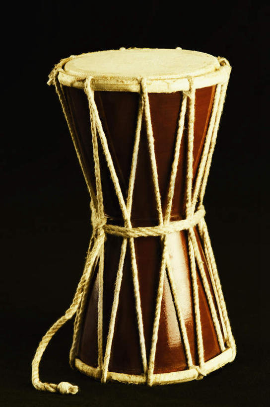 无人,竖图,俯视,室内,特写,白天,静物,阴影,黑色背景,风俗,民俗,反射,影子,棕色,鼓,乐器,一个,绳子,摄影,影棚,单个,打击乐器,节奏,节拍,民风,传统乐器,彩图,高角度拍摄,影棚拍摄,拍摄