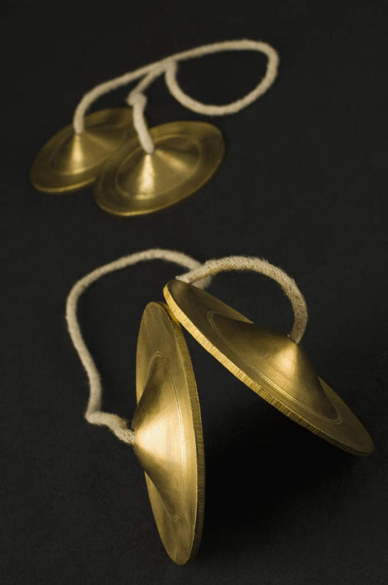 无人,竖图,俯视,室内,特写,白天,静物,阴影,黑色背景,反射,影子,钹,乐器,四个,摄影,影棚,打击乐器,铙钹,铜钹,两对,彩图,高角度拍摄,影棚拍摄,拍摄