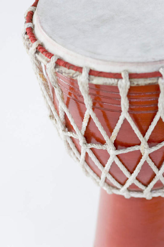 无人,竖图,俯视,室内,特写,白天,白色背景,静物,阴影,反射,影子,鼓,乐器,一个,摄影,影棚,单个,打击乐器,节奏,节拍,传统乐器,塔布拉鼓,彩图,高角度拍摄,影棚拍摄,拍摄