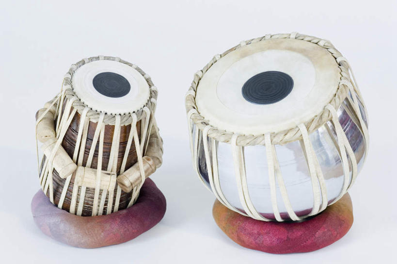 无人,横图,俯视,室内,特写,白天,白色背景,静物,阴影,反射,影子,鼓,乐器,两个,摄影,影棚,打击乐器,节奏,节拍,传统乐器,塔布拉鼓,彩图,高角度拍摄,影棚拍摄,拍摄