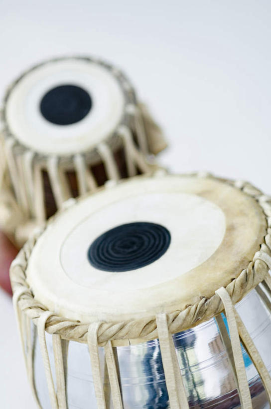 无人,竖图,俯视,室内,特写,白天,白色背景,静物,阴影,反射,影子,鼓,乐器,两个,摄影,影棚,打击乐器,节奏,节拍,传统乐器,塔布拉鼓,彩图,高角度拍摄,影棚拍摄,拍摄