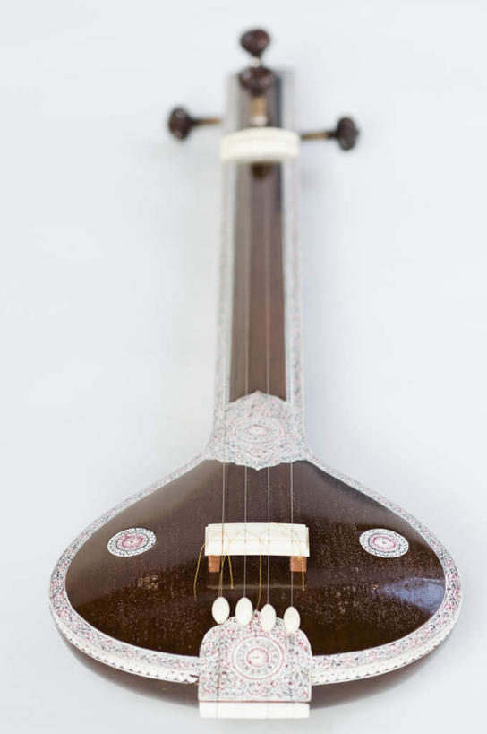 无人,竖图,俯视,室内,特写,白天,白色背景,静物,阴影,反射,影子,乐器,弦乐器,一个,摄影,影棚,单个,弓拉弦乐器,弓拉弦鸣乐器,西塔尔,西塔琴,锡塔尔琴,彩图,高角度拍摄,影棚拍摄,拍摄