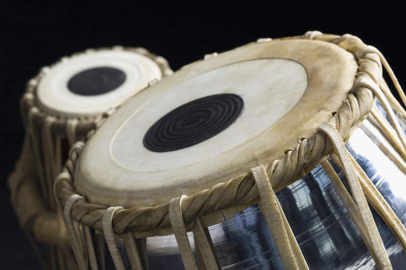 无人,横图,俯视,室内,特写,白天,静物,阴影,黑色背景,反射,影子,鼓,乐器,两个,摄影,影棚,打击乐器,节奏,节拍,传统乐器,塔布拉鼓,彩图,高角度拍摄,影棚拍摄,拍摄