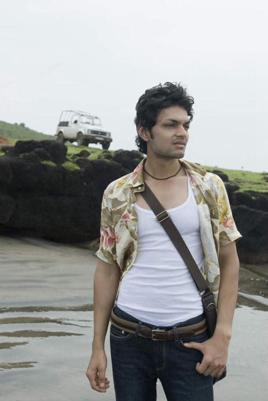 一个人,站,竖图,室外,白天,正面,旅游,度假,草地,草坪,森林,树林,植物,越野车,汽车,亚洲,仅一个男性,仅一个人,阴影,远眺,服装,光线,包,皮包,影子,注视,休闲装,娱乐,车,草,树,树木,仅一个年轻男性,衣服,蓝色,绿色,蓝天,天空,阳光,自然,交通工具,天,观察,看,站着,享受,休闲,休闲服,放松,服饰,晴朗,观看,单肩包,察看,关注,万里无云,男人,男性,年轻男性,亚洲人,印度人,晴空,晴空万里,玩耍,半身,彩图