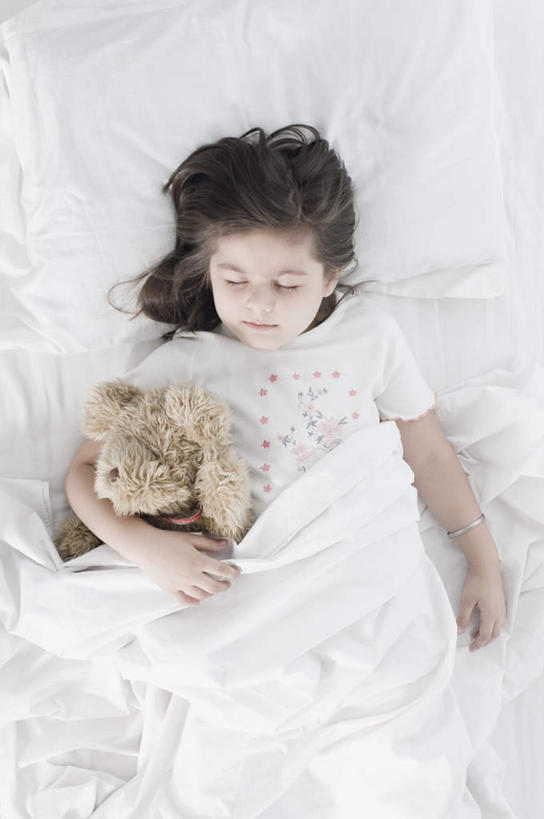 东方人,儿童,一个人,闭眼,抱,睡,竖图,俯视,室内,白天,纯洁,床,亚洲,仅一个女性,仅一个人,床单,黄种人,被子,小孩,玩具熊,仅一个小孩,可爱,童年,童趣,单人床,抱着,被单,搂着,童真,烂漫,无邪,天真,女孩,女人,女性,亚洲人,印度人,孩子,闭眼睛,闭着眼,闭着眼睛,困,困觉,搂,搂抱,寝息,睡觉,半身,彩图,高角度拍摄,女生