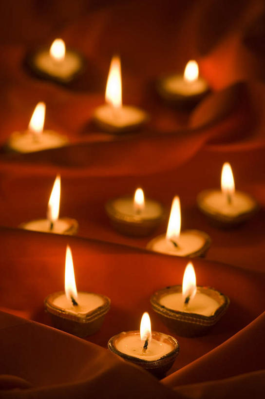 无人,竖图,俯视,室内,特写,白天,蜡烛,许多,阴影,节日,朦胧,模糊,庆祝,光线,布料,火焰,影子,烛光,燃烧,布纹,文化,桌布,排列,红色,餐巾,台布,点燃,庆典,纪念,印度文化,摆列,排灯节,万灯节,彩图,高角度拍摄,布列,分列,大宝森节,屠妖节,印度灯节