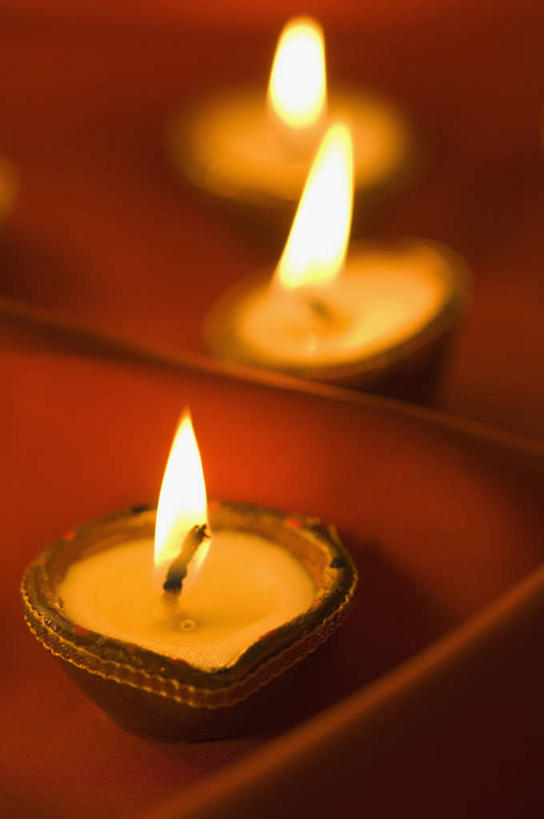 无人,竖图,俯视,室内,特写,白天,蜡烛,阴影,节日,朦胧,模糊,庆祝,光线,布料,火焰,影子,烛光,燃烧,布纹,文化,桌布,排列,三个,红色,餐巾,台布,点燃,庆典,纪念,印度文化,摆列,排灯节,万灯节,彩图,高角度拍摄,布列,分列,大宝森节,屠妖节,印度灯节