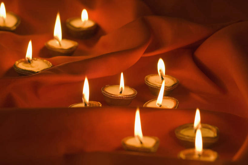 无人,横图,俯视,室内,特写,白天,蜡烛,许多,阴影,节日,朦胧,模糊,庆祝,光线,布料,火焰,影子,烛光,燃烧,布纹,文化,桌布,排列,红色,餐巾,台布,点燃,庆典,纪念,印度文化,摆列,排灯节,万灯节,彩图,高角度拍摄,布列,分列,大宝森节,屠妖节,印度灯节