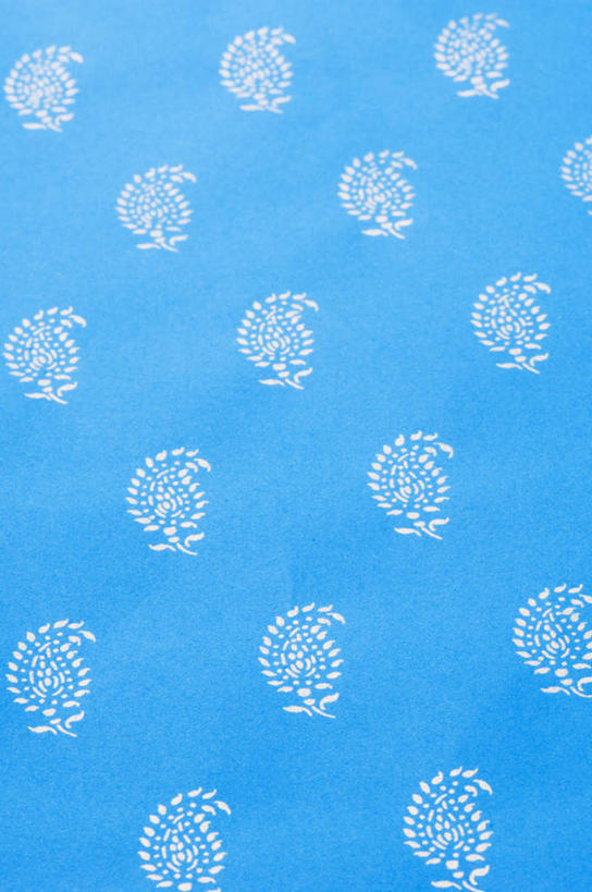 无人,竖图,室内,特写,白天,正面,婚礼,快乐,静物,许多,花纹,蓝色背景,庆祝,装饰,盛开,透明,布料,绸缎,结婚,花蕾,花,花瓣,花朵,鲜花,排列,蓝色,花苞,花蕊,喜庆,纪念,队列,请帖,理智,沉静,冷色,高深,冷淡,彩图,高兴,请柬