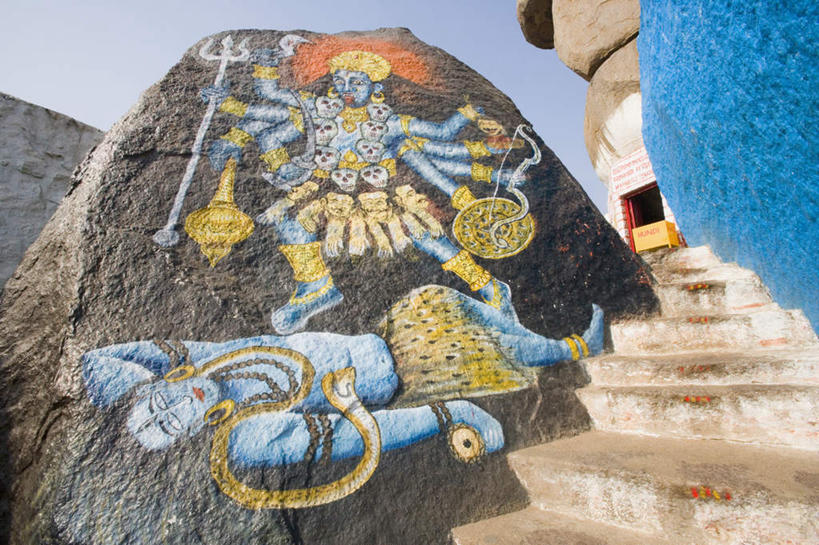 无人,家,举,横图,室外,白天,仰视,度假,绘画,石头,美景,楼梯,城市风光,城市,印度,亚洲,阴影,节日,艺术,装饰,光线,叉子,石子,影子,房屋,阶梯,墙,屋子,景观,文化,娱乐,楼房,壁画,墙壁,墙面,台阶,住宅,蓝色,蓝天,天空,阳光,天,祈祷,托,享受,休闲,健康,景色,放松,许愿,宗教,信仰,晴朗,纪念,华丽,修饰,祈求,点缀,南亚,万里无云,首府,印度共和国,衬托,美观,雅致,雅观,安得拉,安得拉邦,海得拉巴,海德拉巴,平安,石块,岩石,晴空,晴空万里,画画,举起,举手,举着,向上举,向上伸,向上托,彩图,低角度拍摄,房子