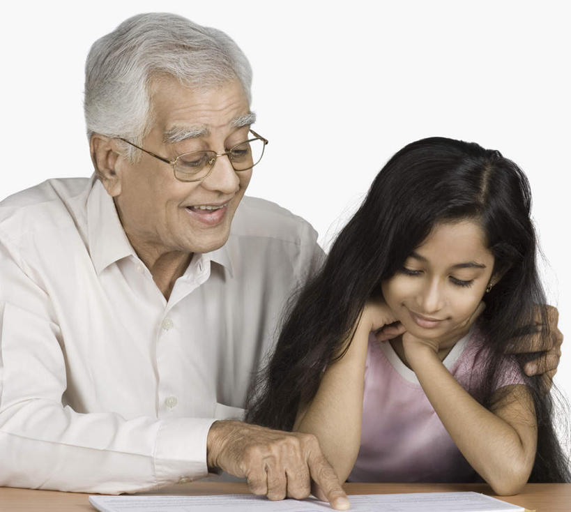 东方人,儿童,老年人,两个人,家庭,祖父,抱,笑,微笑,露齿笑,横图,室内,白天,白色背景,正面,纯洁,亚洲,指,服装,注视,休闲装,黄种人,方向,小孩,衣服,观察,看,手势,休闲,功课,温暖,温馨,一家人,休闲服,可爱,童年,童趣,摄影,服饰,影棚,爷爷,作业,抱着,观看,祖孙,和睦,察看,搂着,指向,关注,童真,烂漫,无邪,外孙女,外公,外祖父,天真,老年男性,男人,男性,女孩,亚洲人,印度人,孩子,孙女,搂,搂抱,半身,彩图,影棚拍摄,拍摄,融洽,女生