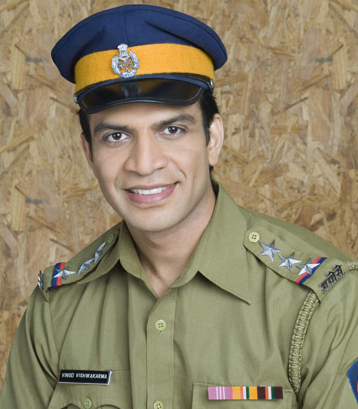 东方人,脸,头,脸颊,一个人,站,笑,微笑,露齿笑,竖图,室内,特写,白天,正面,制服,帽子,亚洲,仅一个男性,仅一个人,阴影,反射,影子,注视,黄种人,肩膀,仅一个年轻男性,衣服,观察,看,站着,军帽,观看,军人,察看,军装,关注,军服,一顶,男人,男性,年轻男性,亚洲人,印度人,头部,脸部,脸蛋,面部,站立,半身,彩图