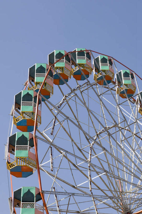 无人,竖图,室外,白天,仰视,度假,游戏,美景,城市风光,城市,印度,亚洲,阴影,光线,影子,景观,摩天轮,玩,娱乐,蓝色,蓝天,天空,阳光,天,享受,休闲,景色,放松,游乐设施,晴朗,活动,发泄,消遣,智力,南亚,万里无云,拉贾斯坦邦,拉贾斯坦,费里斯大转轮,印度共和国,普什卡,宣泄,游艺设施,晴空,晴空万里,玩耍,嬉戏,彩图,低角度拍摄