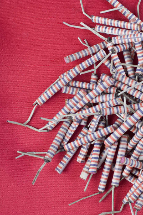 无人,竖图,俯视,室内,特写,白天,静物,鞭炮,一堆,堆叠,堆积,红色背景,摄影,影棚,堆,爆竿,爆仗,爆竹,鞭爆,炮仗,彩图,高角度拍摄,影棚拍摄,拍摄