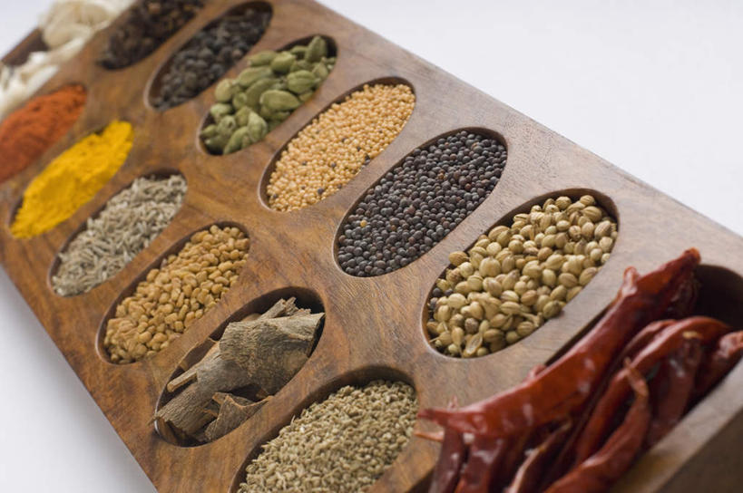 无人,横图,俯视,室内,特写,白天,白色背景,辣椒,蔬菜,蒜,一排,许多,阴影,新鲜,整齐,反射,影子,调味,香料,佐料,食品,蒜头,食物,排列,摄影,有机食品,绿色食品,影棚,咖喱粉,枯茗,孜然,配料,队列,辣角,红海椒,大椒,辣虎,广椒,安息茴香,作料,胡蒜,辣子,红辣椒,海椒,番椒,大蒜,彩图,高角度拍摄,影棚拍摄,拍摄