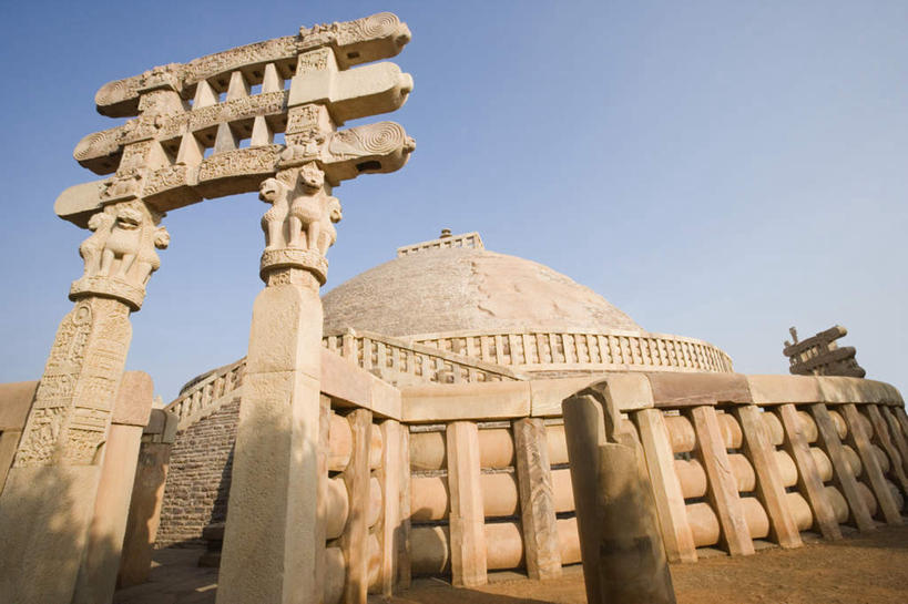 无人,寺庙,横图,室外,白天,仰视,旅游,度假,名胜古迹,标志建筑,地标,建筑,印度,亚洲,阴影,节日,遗迹,光线,影子,燃烧,古迹,文化,文物,娱乐,建设,古建筑,蓝色,蓝天,天空,阳光,香火,庙宇,天,祈祷,享受,休闲,健康,旅游胜地,放松,许愿,宗教,信仰,晴朗,纪念,祈求,南亚,古文明,万里无云,首府,印度共和国,中央邦,博帕尔,平安,晴空,晴空万里,彩图,低角度拍摄,庙,寺