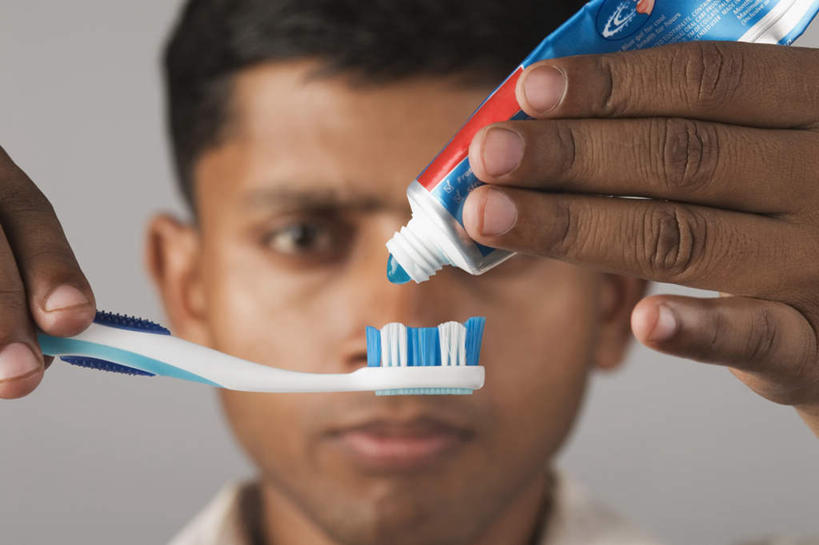 脸,头,脸颊,手,一个人,站,横图,室内,特写,白天,白色背景,正面,亚洲,双手,仅一个男性,仅一个人,握,朦胧,模糊,牙膏,牙刷,挤,拿,拿着,注视,肩膀,仅一个年轻男性,日用品,观察,看,清洁,站着,手部,握着,摄影,影棚,洗漱用品,观看,察看,卫生,关注,男人,男性,年轻男性,亚洲人,印度人,头部,脸部,脸蛋,面部,站立,半身,彩图,影棚拍摄,拍摄