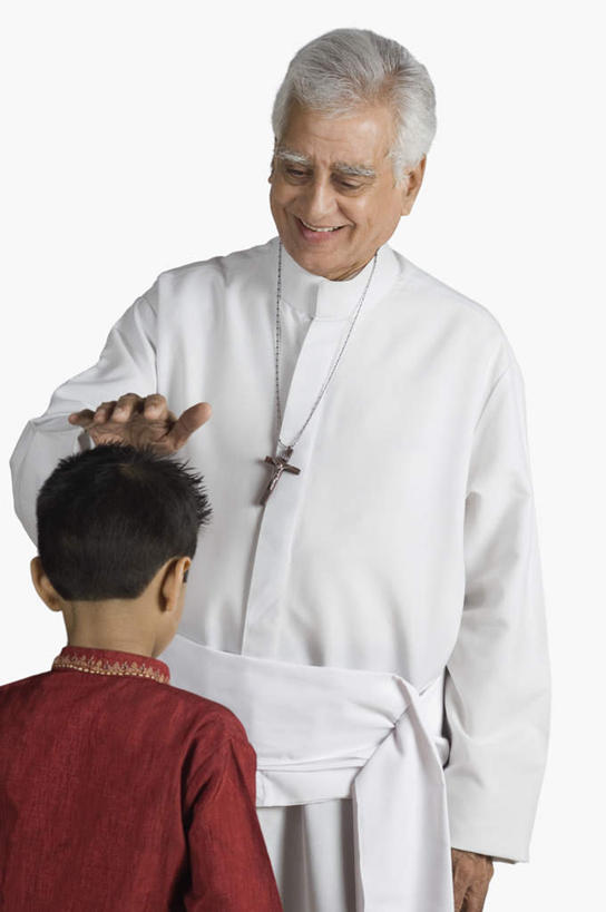 儿童,老年人,背部,两个人,家庭,祖父,牧师,传教士,站,笑,摸,微笑,露齿笑,竖图,室内,白天,白色背景,正面,纯洁,亚洲,抚摸,十字架,注视,小孩,观察,看,站着,温暖,温馨,一家人,可爱,童年,童趣,摄影,影棚,爷爷,观看,祖孙,和睦,察看,关注,童真,烂漫,无邪,外公,外祖父,外孙,外孙子,天真,老年男性,男孩,男人,男性,亚洲人,印度人,孩子,孙子,传道者,祭司,教士,神甫,神父,触摸,接触,站立,半身,彩图,影棚拍摄,拍摄,融洽,男生