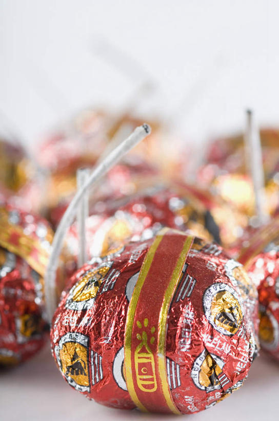 无人,竖图,室内,特写,白天,白色背景,正面,鞭炮,许多,堆叠,朦胧,模糊,圆形,摄影,影棚,堆,爆竿,爆仗,爆竹,鞭爆,炮仗,彩图,影棚拍摄,拍摄