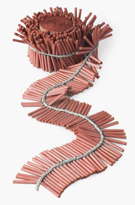 无人,竖图,俯视,室内,特写,白天,白色背景,静物,鞭炮,导火线,摄影,影棚,爆竿,爆仗,爆竹,鞭爆,炮仗,彩图,高角度拍摄,影棚拍摄,拍摄