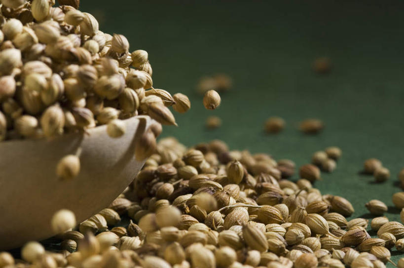 无人,横图,俯视,室内,特写,白天,一堆,许多,堆叠,堆积,包装,包装纸,纸,陶瓷,调料,调味,香料,佐料,陶瓷制品,纸张,调味品,桌布,绿色,容器,碗,储藏,堆,配料,包装材料,牛皮纸,储存,胡荽籽,作料,香菜籽,芫荽籽,须菜籽,彩图,高角度拍摄,贮存