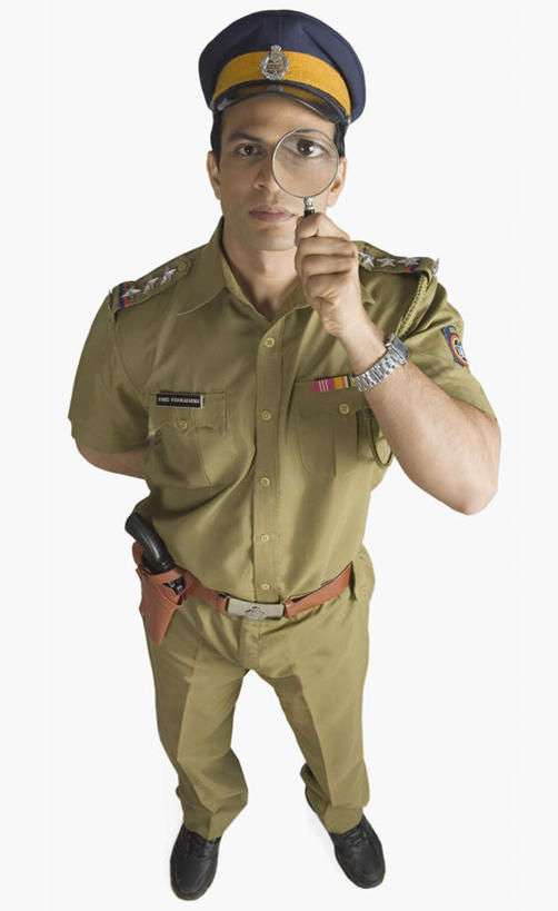 一个人,站,竖图,俯视,室内,白天,工作服,制服,亚洲,仅一个男性,仅一个人,握,放大镜,拿,拿着,注视,仅一个年轻男性,观察,看,站着,握着,军帽,观看,军人,察看,关注,军服,工作制服,男人,男性,年轻男性,亚洲人,印度人,站立,彩图,高角度拍摄,全身,工作套服