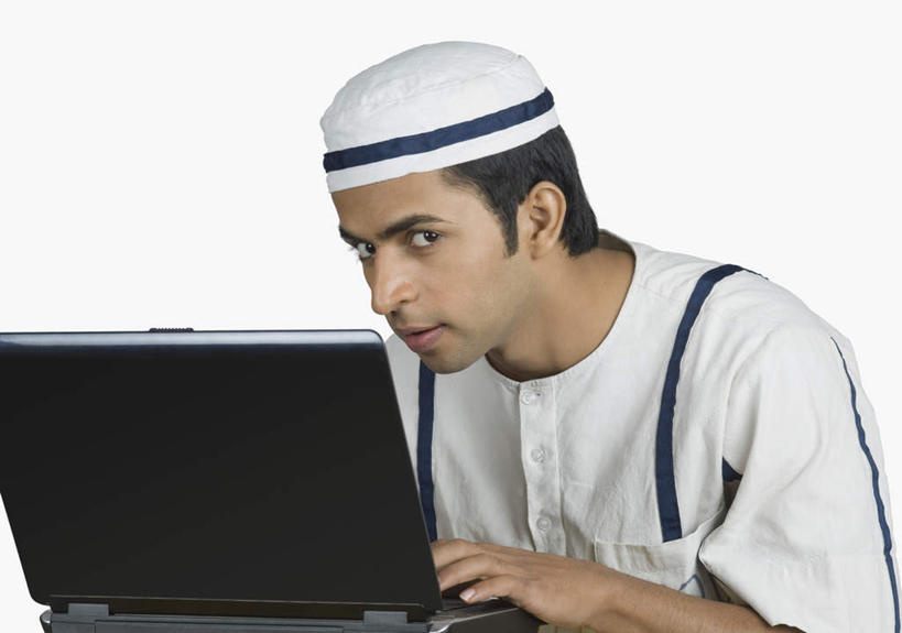 一个人,站,横图,室内,白天,白色背景,正面,制服,电脑,笔记本电脑,指示牌,帽子,亚洲,仅一个男性,仅一个人,网络,标志,数字,文字,注视,通讯设备,标识,仅一个年轻男性,观察,看,站着,摄影,影棚,观看,犯罪,察看,无线,犯人,罪犯,关注,通信设备,无线网络,无线上网,便携式电脑,盗贼,手提电脑,男人,男性,年轻男性,亚洲人,印度人,站立,半身,彩图,影棚拍摄,拍摄,法律